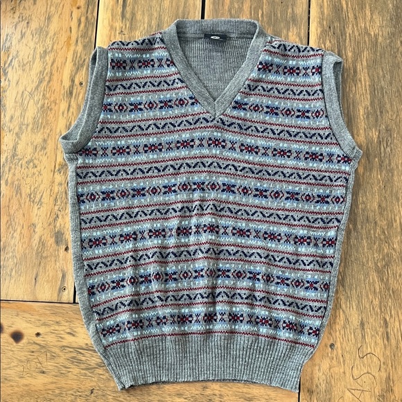 Men's V-Neck Sweater with Multicolor Pattern - Picture 2 of 4